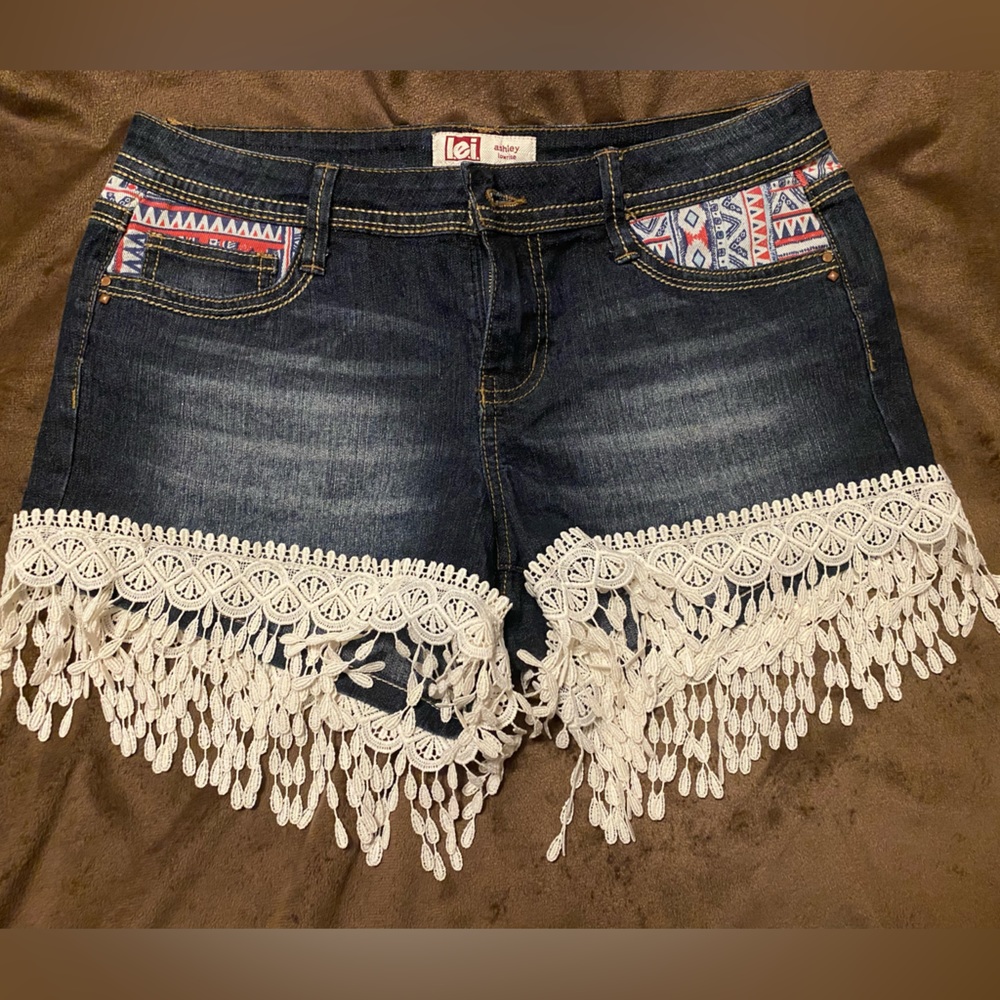 L.E.I Ashley low rise shorts size 9 regular